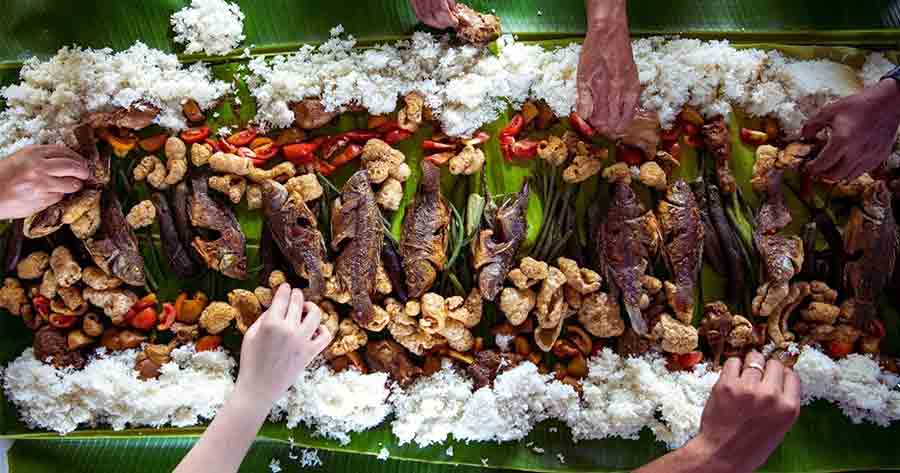 A photo of a spread known as the Filipino boodle fight.